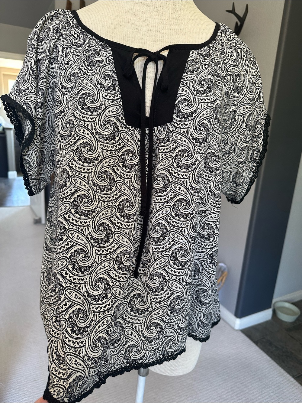 En Crème Paisley Tie-Neck Top, size large